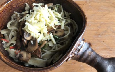 Těstoviny s houbami, citronovou šťávou a petrželkou (vegetarian)