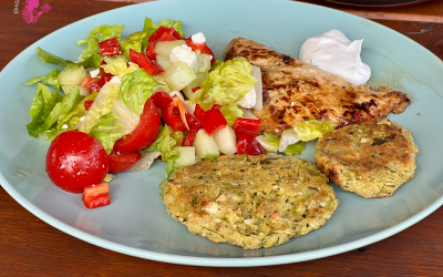 Lehký řecký oběd – cuketové placičky, kuřecí prsa a salát
